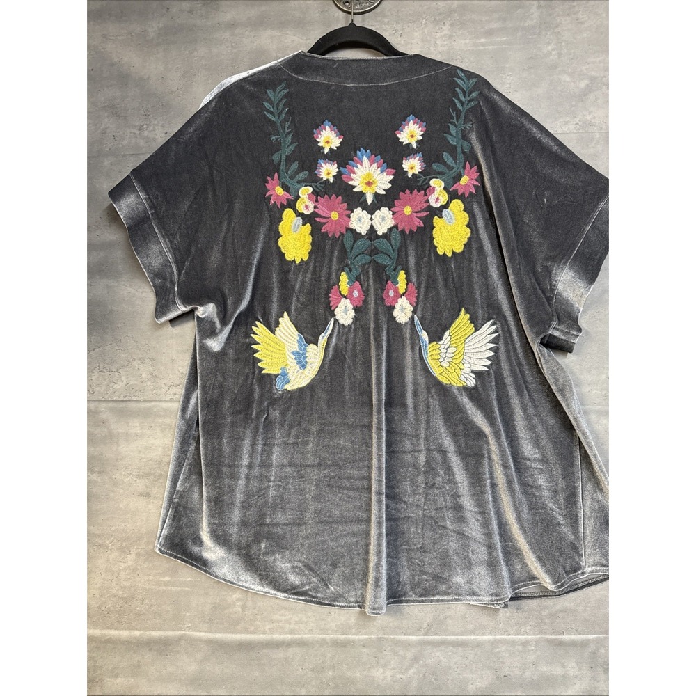 Entro Set gray velvet open-front kimono Gray Scalloped Shorts S/M